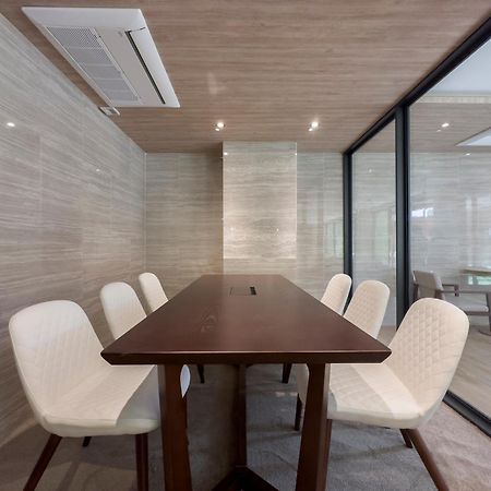 Ramada By Wyndham Bangkok Ten Ekamai Residences מראה חיצוני תמונה