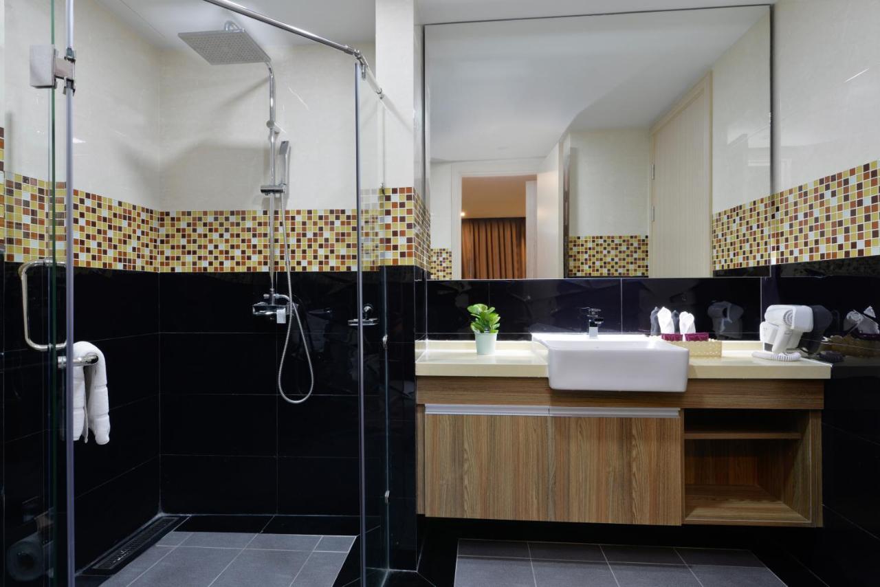 Ramada By Wyndham Bangkok Ten Ekamai Residences מראה חיצוני תמונה