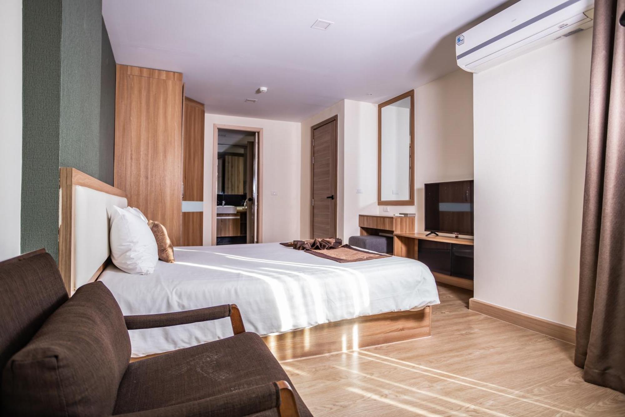 Ramada By Wyndham Bangkok Ten Ekamai Residences מראה חיצוני תמונה