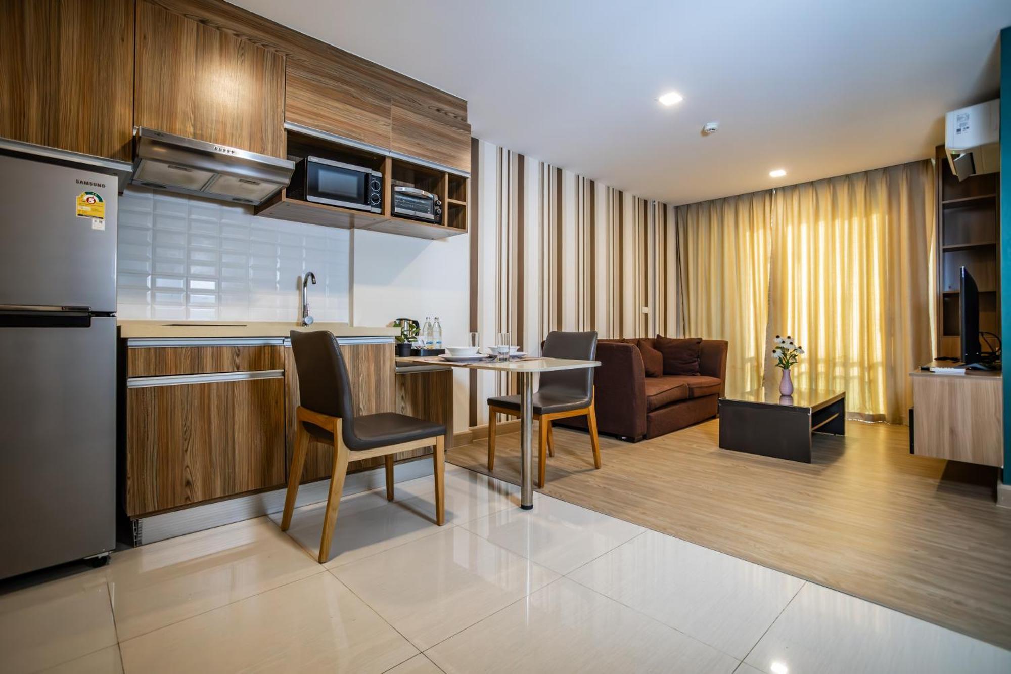 Ramada By Wyndham Bangkok Ten Ekamai Residences מראה חיצוני תמונה