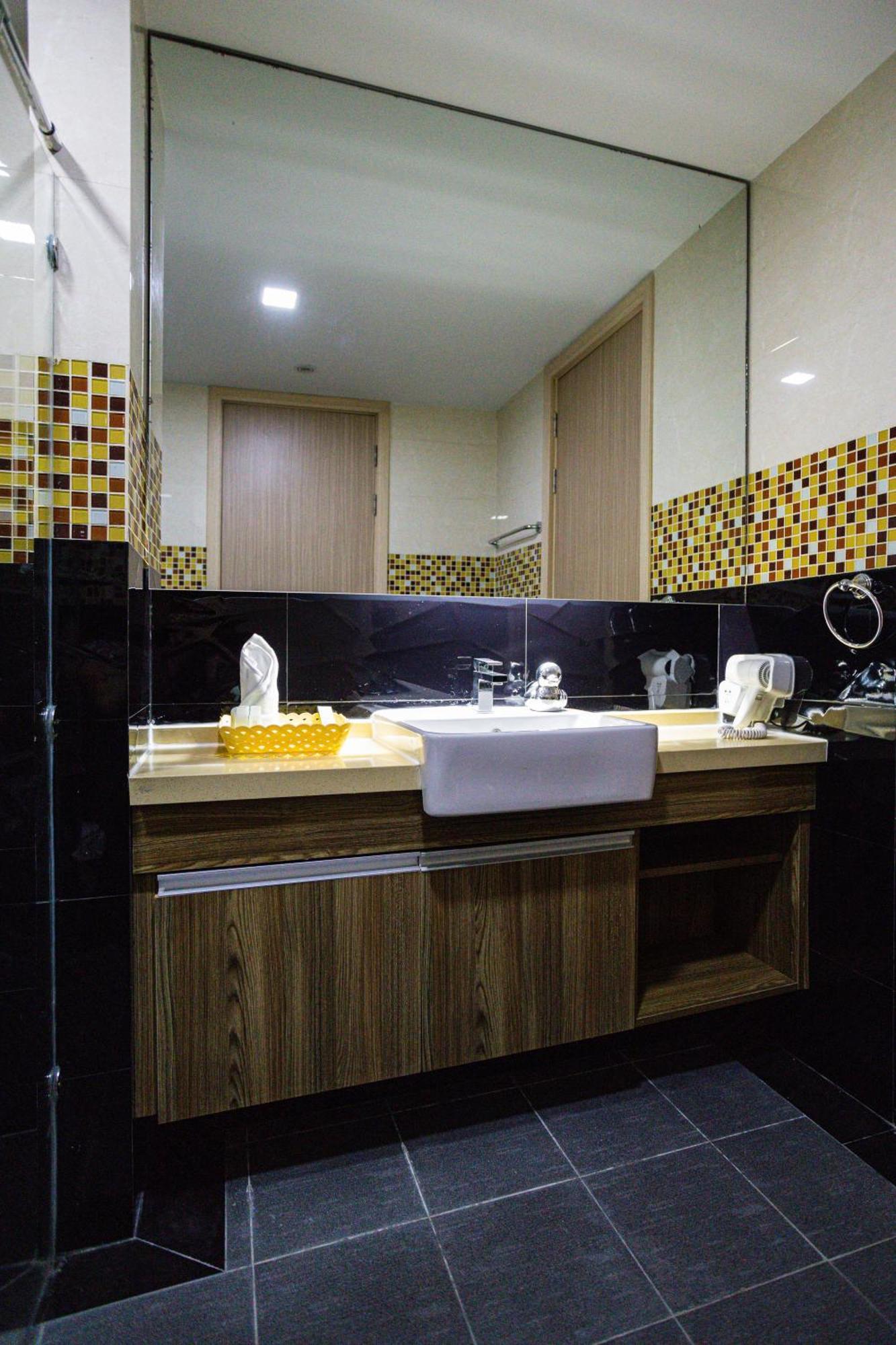 Ramada By Wyndham Bangkok Ten Ekamai Residences מראה חיצוני תמונה