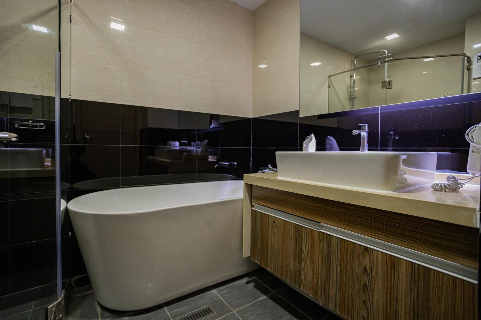 Ramada By Wyndham Bangkok Ten Ekamai Residences מראה חיצוני תמונה