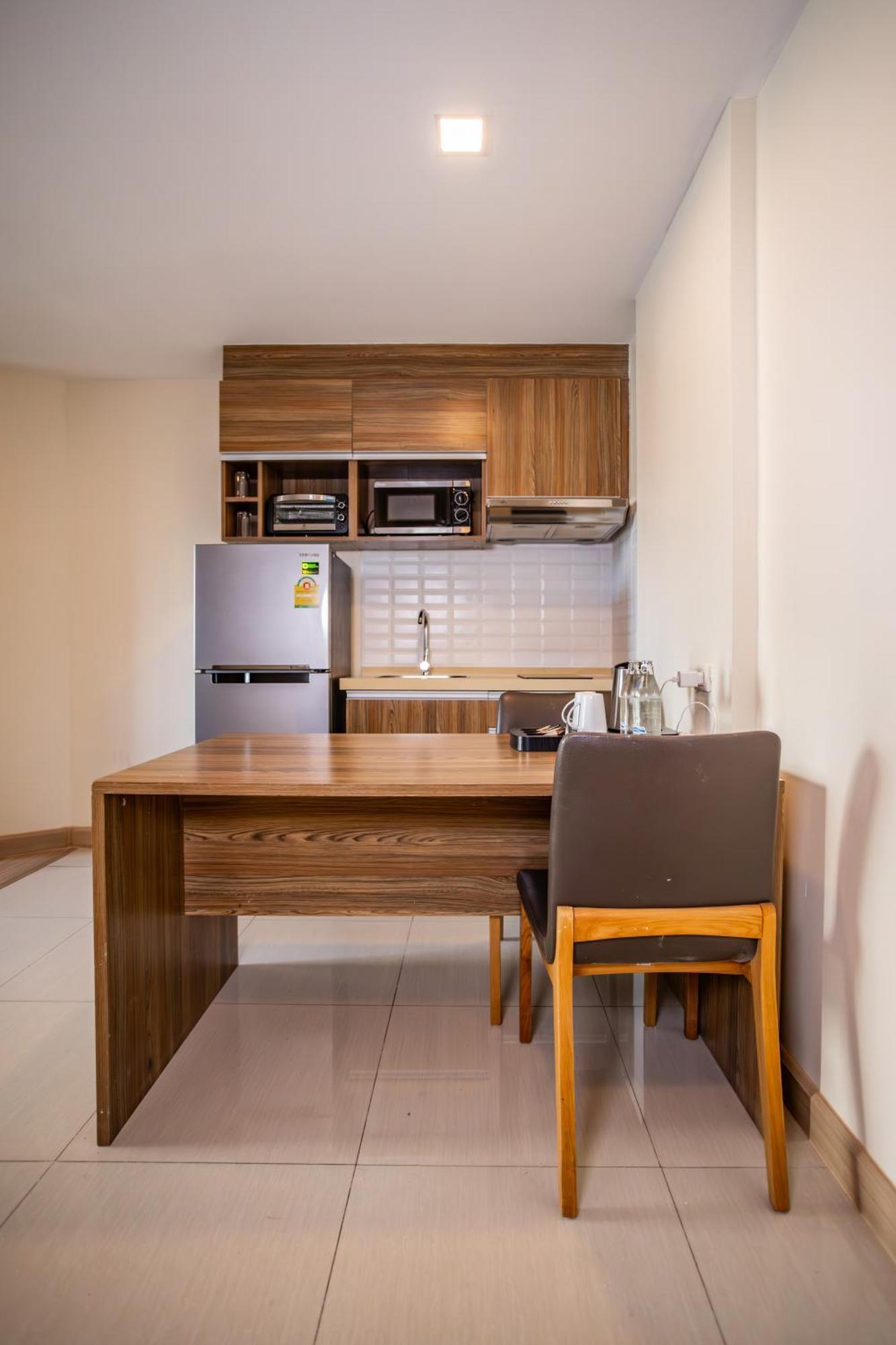 Ramada By Wyndham Bangkok Ten Ekamai Residences מראה חיצוני תמונה