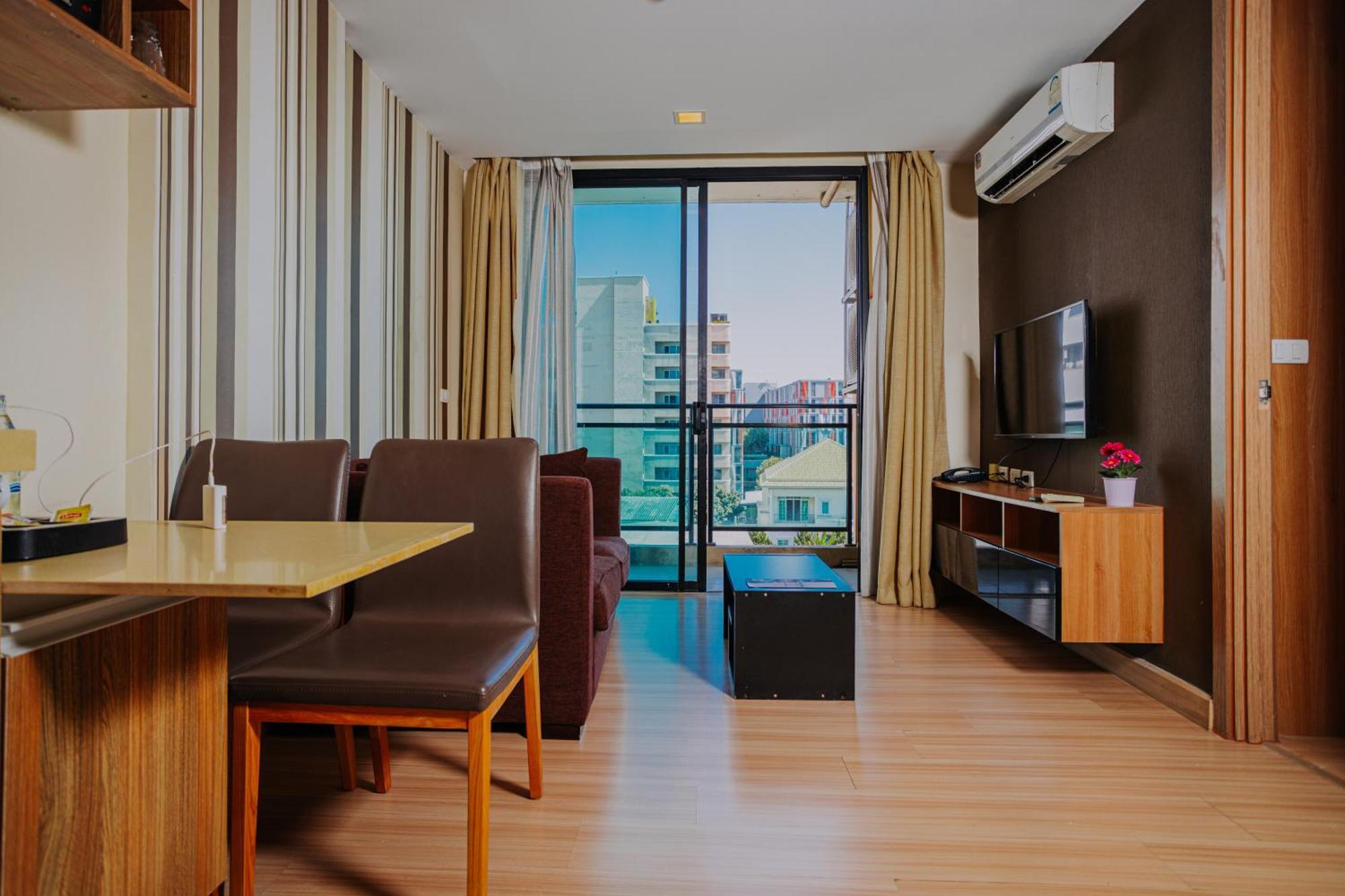 Ramada By Wyndham Bangkok Ten Ekamai Residences מראה חיצוני תמונה