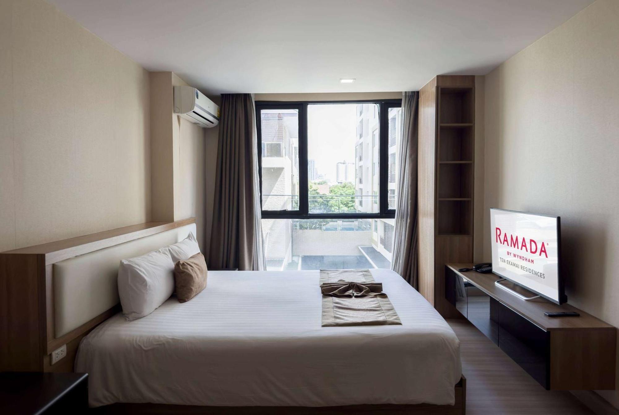Ramada By Wyndham Bangkok Ten Ekamai Residences מראה חיצוני תמונה