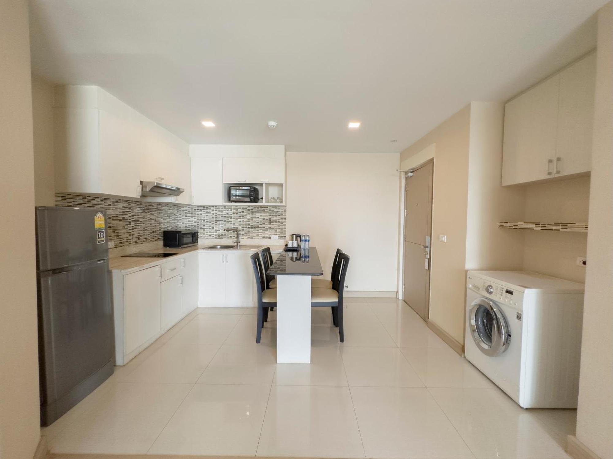 Ramada By Wyndham Bangkok Ten Ekamai Residences מראה חיצוני תמונה