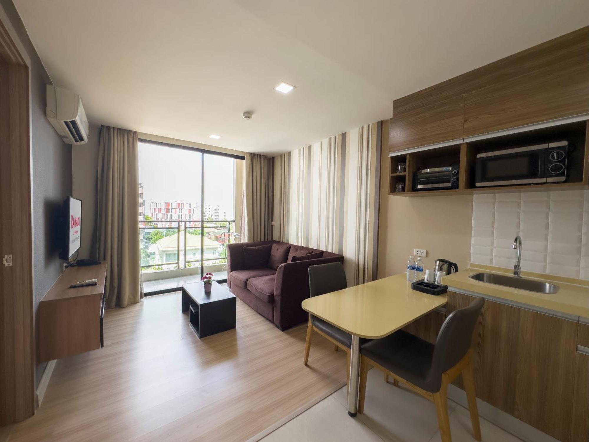 Ramada By Wyndham Bangkok Ten Ekamai Residences מראה חיצוני תמונה