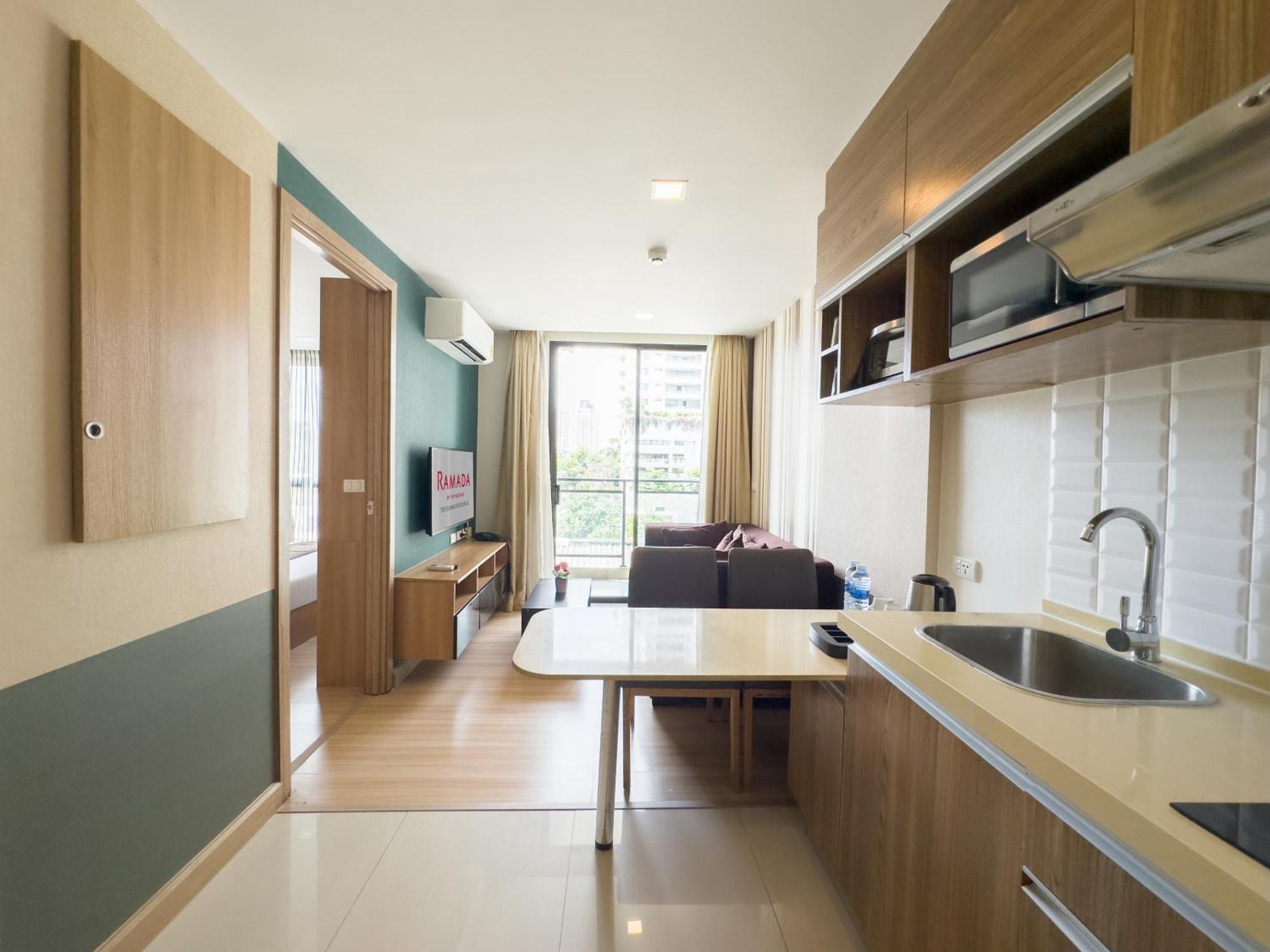 Ramada By Wyndham Bangkok Ten Ekamai Residences מראה חיצוני תמונה