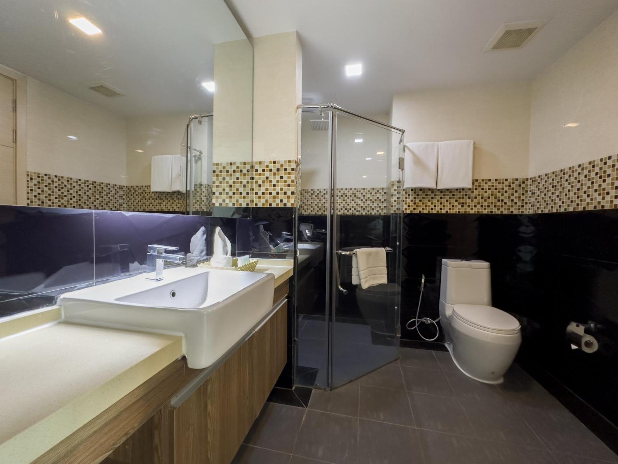 Ramada By Wyndham Bangkok Ten Ekamai Residences מראה חיצוני תמונה