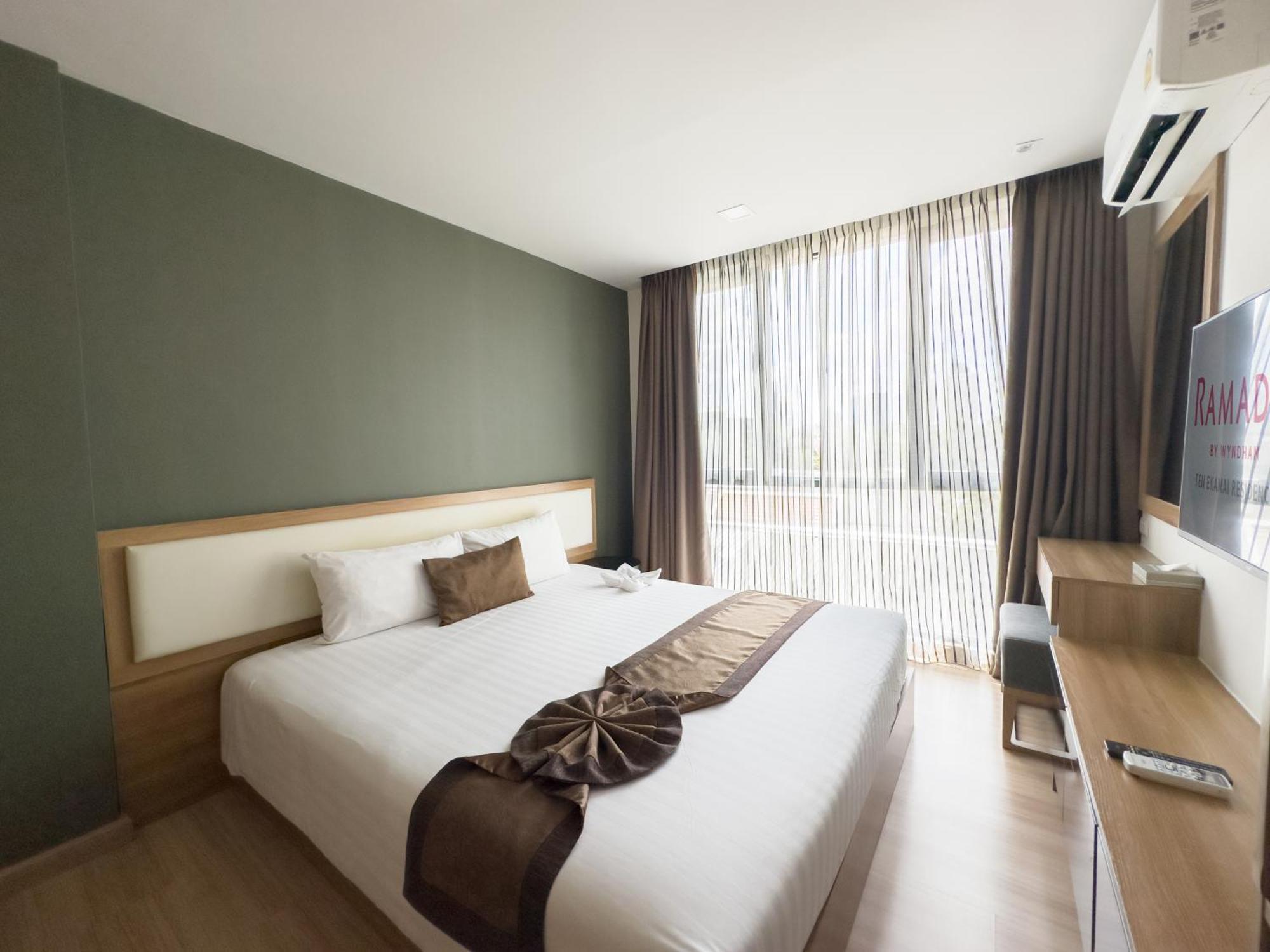 Ramada By Wyndham Bangkok Ten Ekamai Residences מראה חיצוני תמונה
